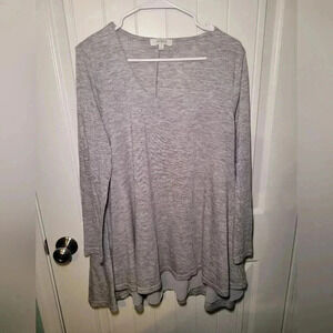 Umgee high low top long sleeve size medium